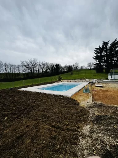 Pose piscine coque polyester, Vonnas, D&B Aménagement Paysager