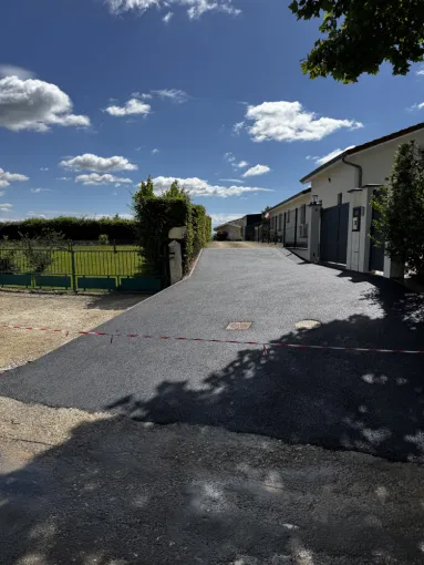 Cour en enrobé, Chalamont, D&B Aménagement Paysager 