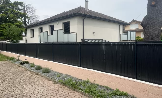Pose d’une clôture en panneaux rigides, D&B Aménagement Paysager, Meyzieu