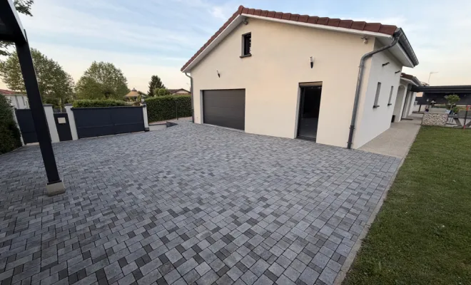 Cour en pavés, Chalamont, D&B Aménagement Paysager