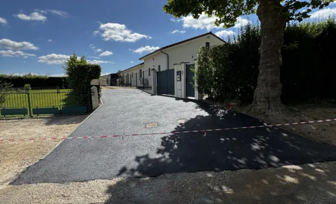 Cour en enrobé, Chalamont, D&B Aménagement Paysager 
