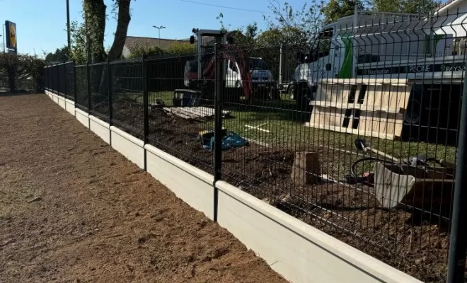Pose de panneaux rigides avec soubassement béton à Lagnieu